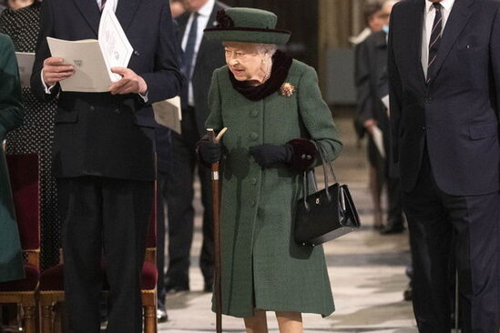 II Elizabet aylar sonra ilk dəfə ictimaiyyət arasına çıxdı - FOTO/VİDEO