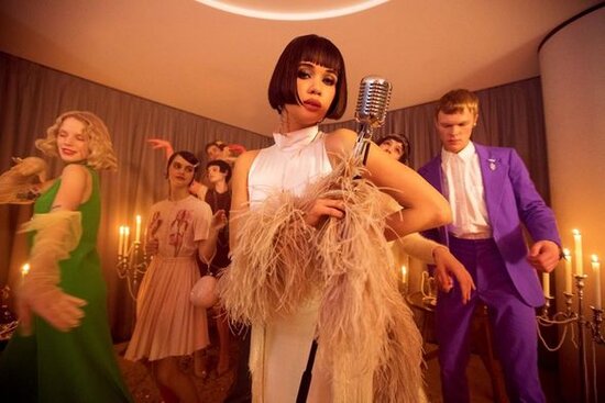 Ukraynalı estrada ulduzu gülləkeçirməz zirehli gödəkcələrin tikişi ilə məşğul olur - FOTO