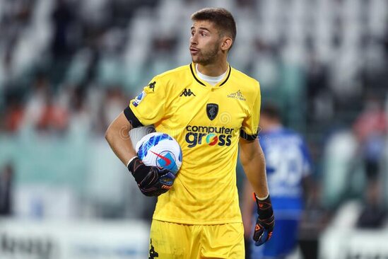 İtaliyalı futbolçu evinin qapısını ukraynalı qaçqın ailəyə açdı: "İstədikləri qədər qala bilərlər" - FOTO