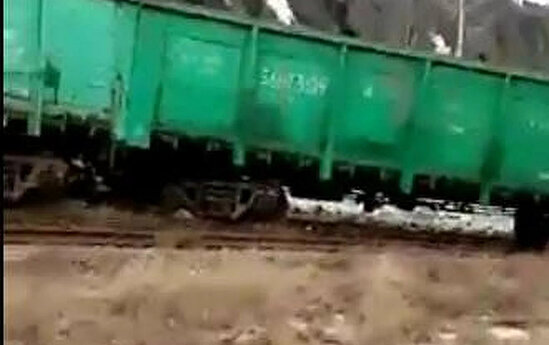 Qazaxıstanda qatar relsdən çıxdı, 6 vaqon çaya düşdü - VİDEO