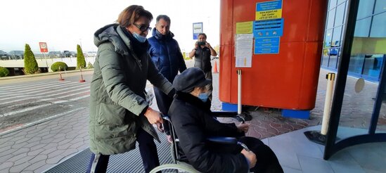 Ukraynadan təxliyə olunan Milli Qəhrəmanımızın ailəsi Bakıya yola salındı - VİDEO