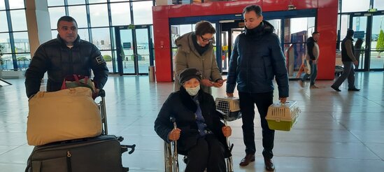 Ukraynadan təxliyə olunan Milli Qəhrəmanımızın ailəsi Bakıya yola salındı - VİDEO