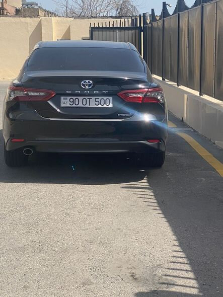 Qeyri-standart dövlət qeydiyyat nişanı olan avtomobil DYP əməkdaşına aiddir? - FOTO