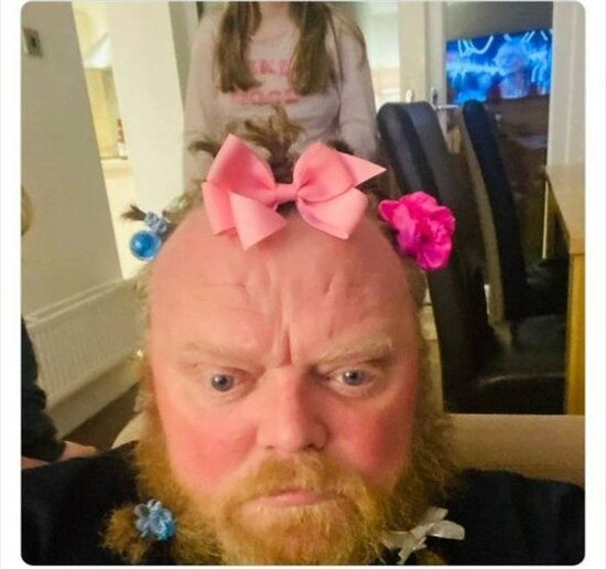 Qızların atalarının başlarına açdığı sevimli oyunlar – FOTO