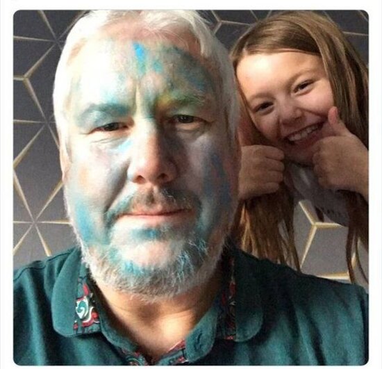 Qızların atalarının başlarına açdığı sevimli oyunlar – FOTO