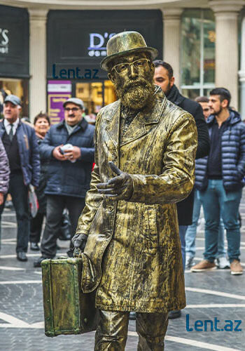 Azərbaycanın yeganə canlı "heykəli": "Mən pulla işləmirəm" - FOTO