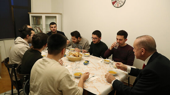 Ərdoğan tələbə evində İFTARDA - FOTO