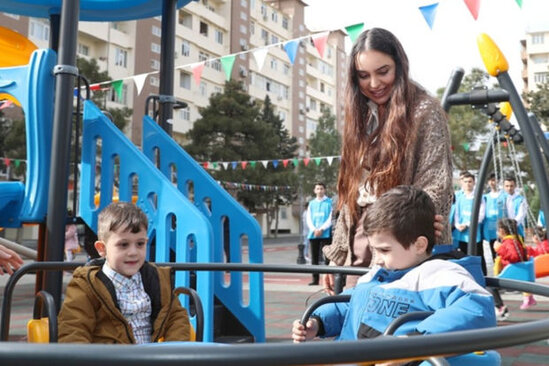 Leyla Əliyeva "Bizim həyət" layihəsi çərçivəsində növbəti həyətin açılışında iştirak edib - FOTO