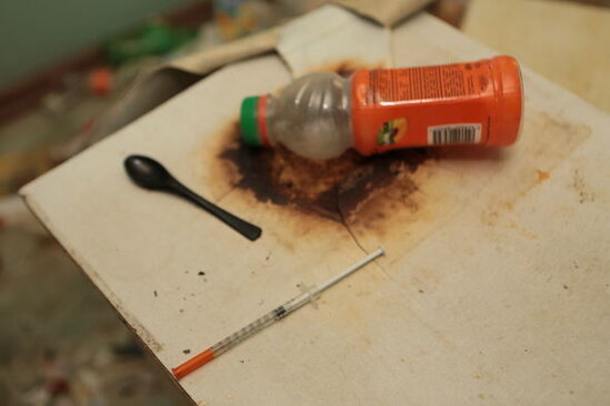 Paytaxtın mərkəzi poliklinikası narkomanların YUVASINA çevrilib: ŞOK GÖRÜNTÜLƏR - FOTO/VİDEO