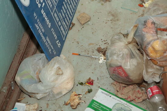 Paytaxtın mərkəzi poliklinikası narkomanların YUVASINA çevrilib: ŞOK GÖRÜNTÜLƏR - FOTO/VİDEO