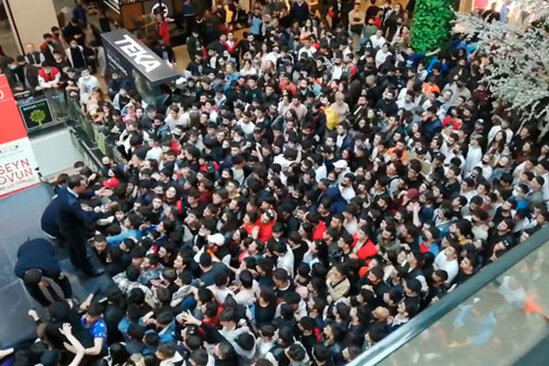 "Azərbaycan qızlarının yerinə xəcalət çəkdim" - Blogerə görə yaşanan izdihama SƏRT REAKSİYA