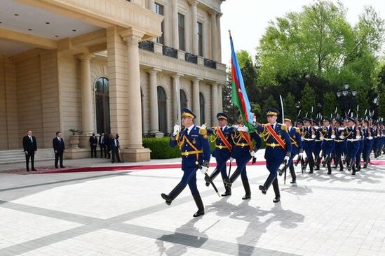 İlham Əliyev qırğız həmkarını qarşıladı - FOTO