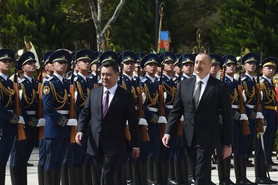 İlham Əliyev qırğız həmkarını qarşıladı - FOTO