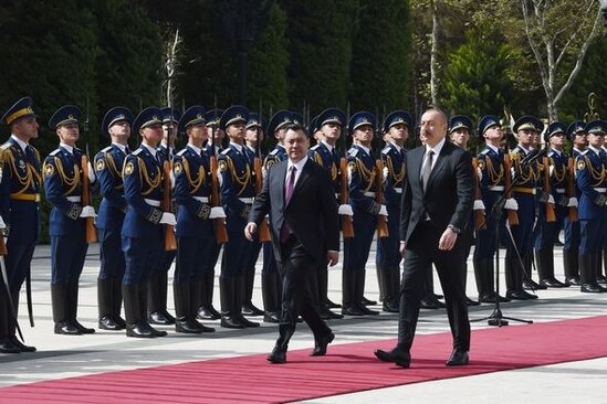 İlham Əliyev qırğız həmkarını qarşıladı - FOTO