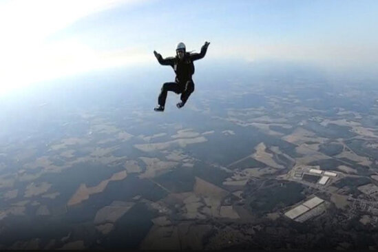 200 km/saat sürətlə yerə çırpılan paraşütçü sağ qaldı -VİDEO