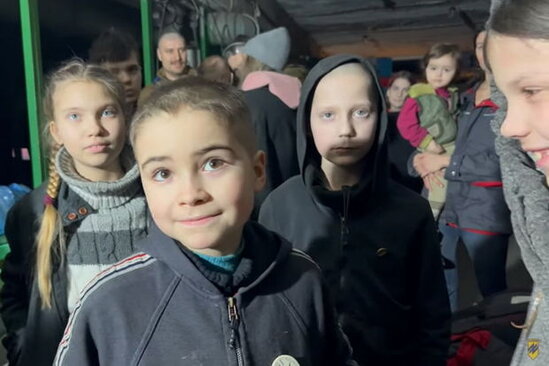 "İki aya yaxındır ki, Günəş görmürük": Zirzəmilərinə sığınan uşaqlardan yeni kadrlar - VİDEO