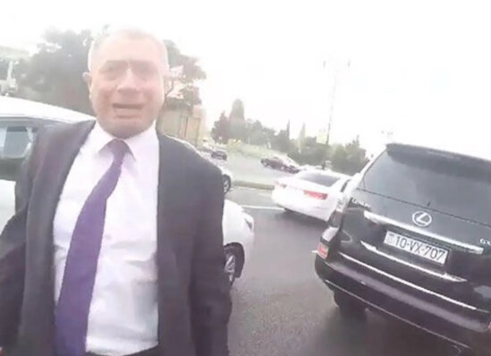 Motosiklet sürücüsünü döyən vəzifəli şəxs: "Təzyiqim qalxmışdı" - VİDEO