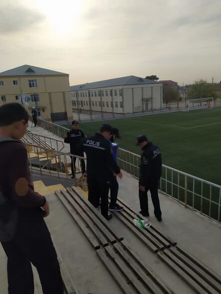 Polis azarkeşi tribunadan QOVDU: "Səs-küy salırsan" - FOTO