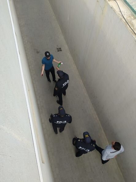 Polis azarkeşi tribunadan QOVDU: "Səs-küy salırsan" - FOTO