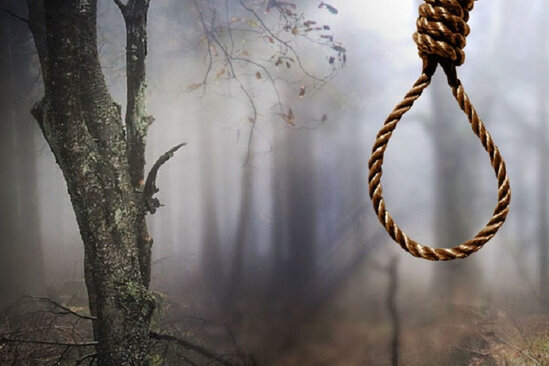 Kişi özünü əncir ağacından asdı