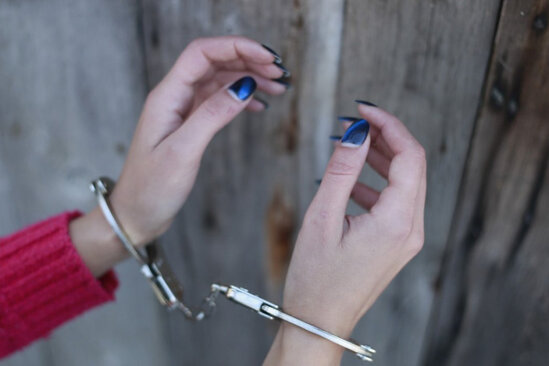 Qadın ərinin istəyi ilə 11 yaşlı oğlunu qətlə yetirdi