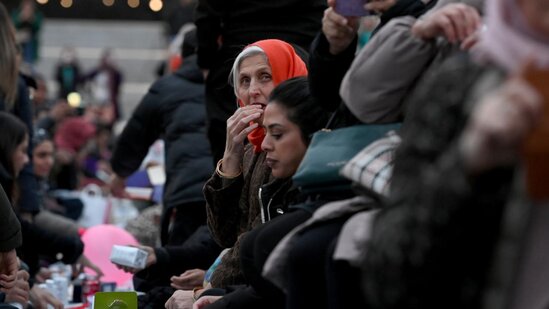 Məşhur meydanda kütləvi iftar verildi - FOTOLAR