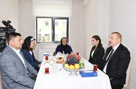 Mehriban Əliyevanın şəhid anası ilə səmimi dialoqu - FOTO