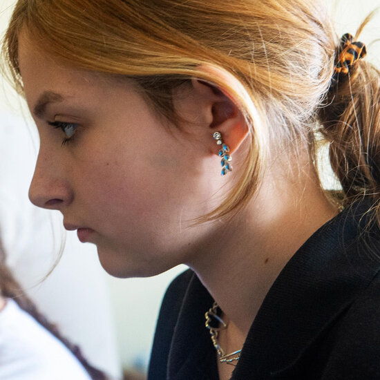 Ancelinadan kövrəldən paylaşım: "Balaca qız oynatdığı "daş"ın qəlpə olduğunu bilməyib" - FOTO