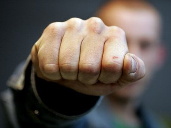 Azərbaycanda vəzifəli şəxs iş vaxtı kabinetində döyülüb - FOTO