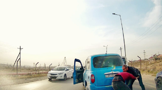 Bakıda sürücülər yolu kəsib əlbəyaxa dava etdi - ŞOK VİDEO