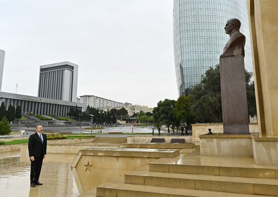 Prezident faşizm üzərində Qələbə uğrunda həlak olan Azərbaycan övladlarının xatirəsini ehtiramla anıb