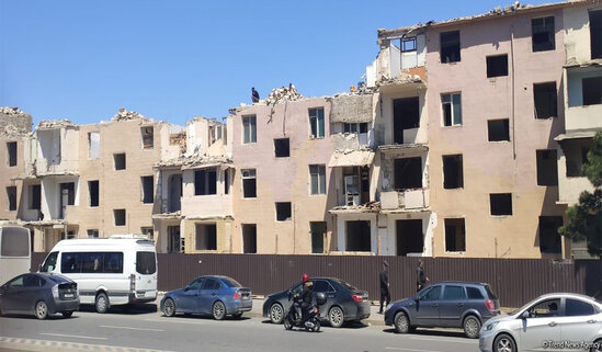 Bakının bu rayonunda binalar sökülür - FOTO