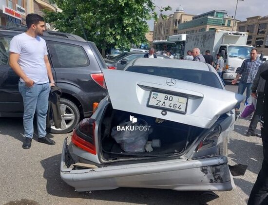 Bakıda AĞIR QƏZA: Altı avtomobil bir-birinə çırpıldı - FOTO