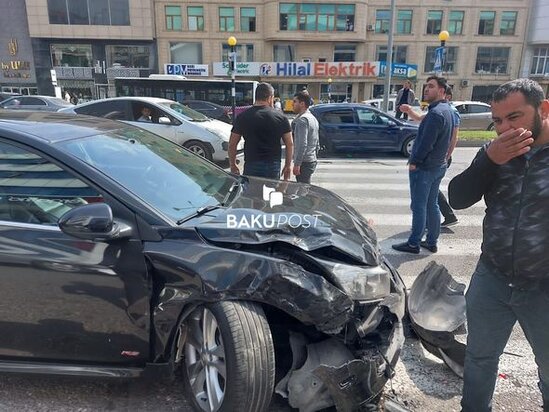 Bakıda AĞIR QƏZA: Altı avtomobil bir-birinə çırpıldı - FOTO