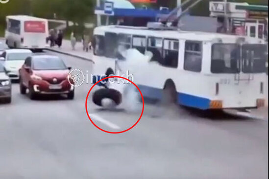 Hərəkətdə olan trolleybusda təkər partladı – VİDEO