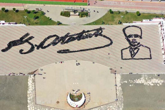 Türkiyəli gənclərdən möhtəşəm fləş-mob: Atatürkün 1919 nəfərlik imzası - VİDEO