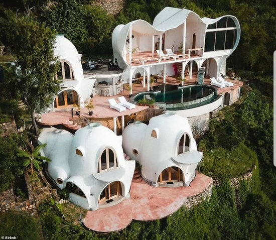 Dünyanın ən qəribə evləri: Bambuk sığınacaq, "göbələk" daxma, "gitara" malikanə... - FOTO