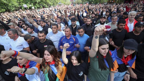 İrəvanda minlərlə insan küçələrə axışdı - FOTO