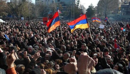 İrəvanda polislə etirazçılar arasında toqquşma - VİDEO