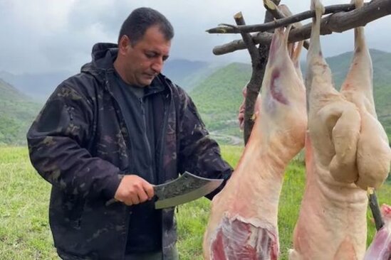 Dünyaca məşhur bloqer Kəlbəcərdə quzu bişirdi - VİDEO