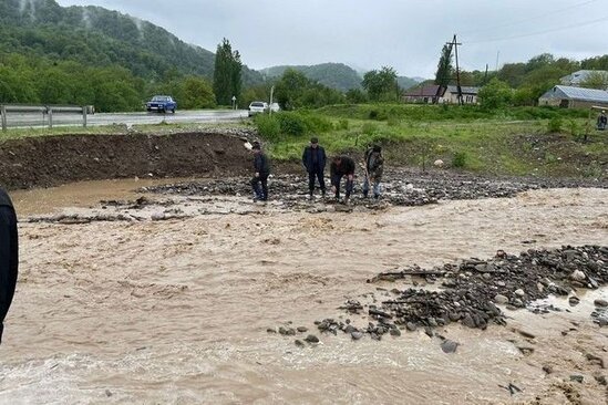 Qubada sel körpünü uçurub, qaya parçaları bir neçə kəndə aparan yolları kəsib - FOTO