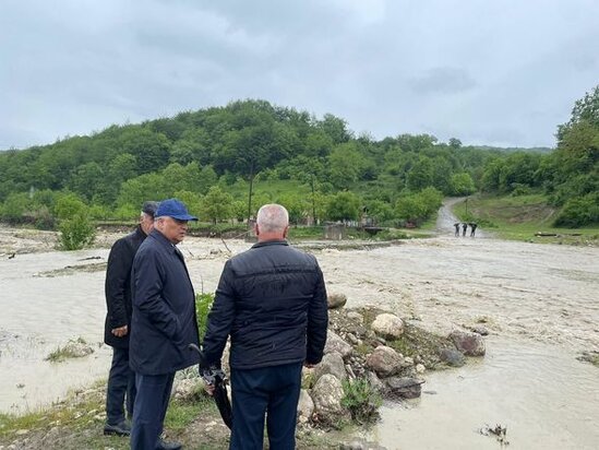 Qubada sel körpünü uçurub, qaya parçaları bir neçə kəndə aparan yolları kəsib - FOTO