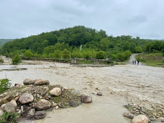 Qubada sel körpünü uçurub, qaya parçaları bir neçə kəndə aparan yolları kəsib - FOTO