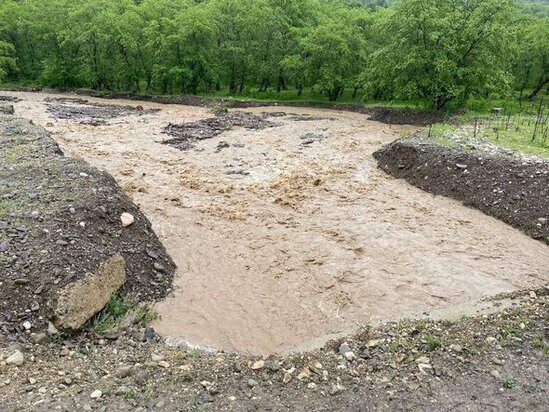 Qubada sel körpünü uçurub, qaya parçaları bir neçə kəndə aparan yolları kəsib - FOTO
