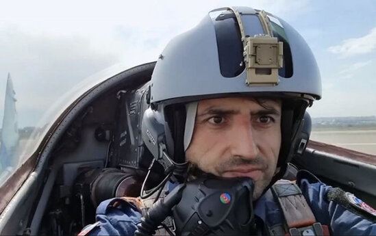 Bayraktar ilk dəfə Bakıda döyüş təyyarəsi sürdü - VİDEO