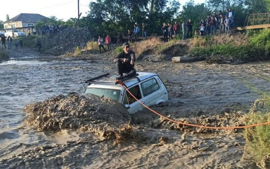 Xaçmazda çaya sel gəldi: Bir nəfər köməksiz qaldı - FOTO/VİDEO