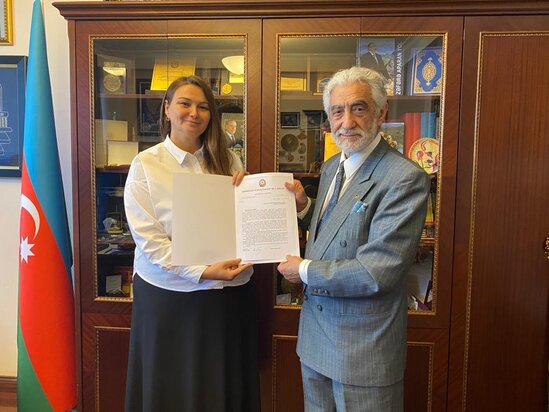 Qənirə Paşayeva dünyaşöhrətli Azərbaycan rəssamı Əşrəf Heybətovla görüşüb