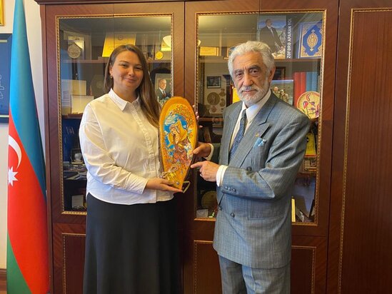 Qənirə Paşayeva dünyaşöhrətli Azərbaycan rəssamı Əşrəf Heybətovla görüşüb