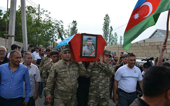 10 ay komada qaldıqdan sonra vəfat edən qazi dəfn edildi - FOTOLAR