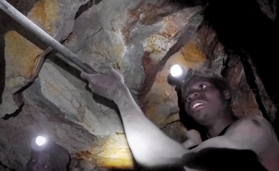 Yerin dibindən qeyri-qanuni qızıl yığanların təhlükəli dünyası - VİDEO